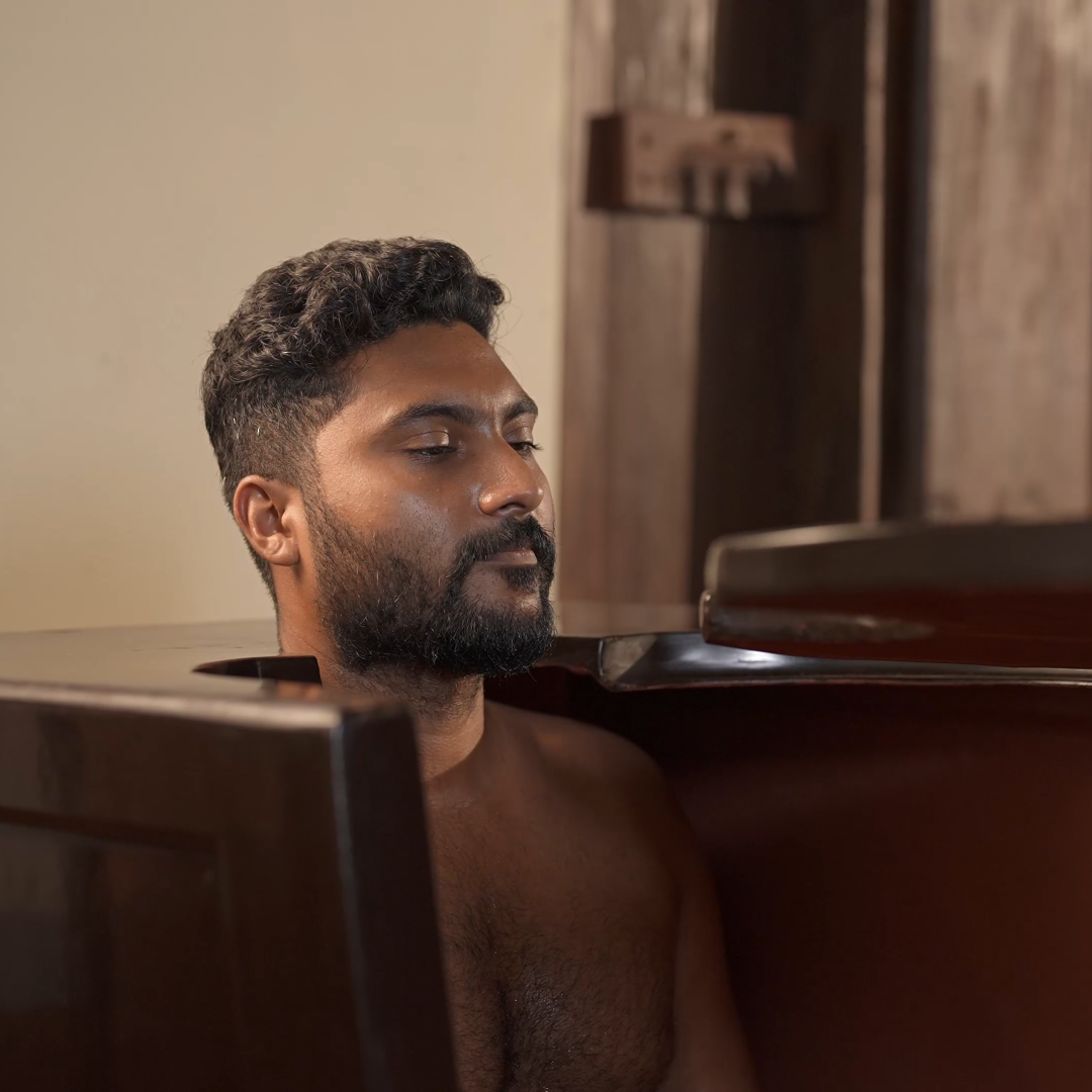 Panchakarma Treatment for Weight Loss Cost – Natural Ayurvedic Detox for Fat Reduction Man undergoing Ayurvedic steam therapy during Panchakarma treatment, representing natural weight loss and detoxification at Dheemahi Ayurveda.